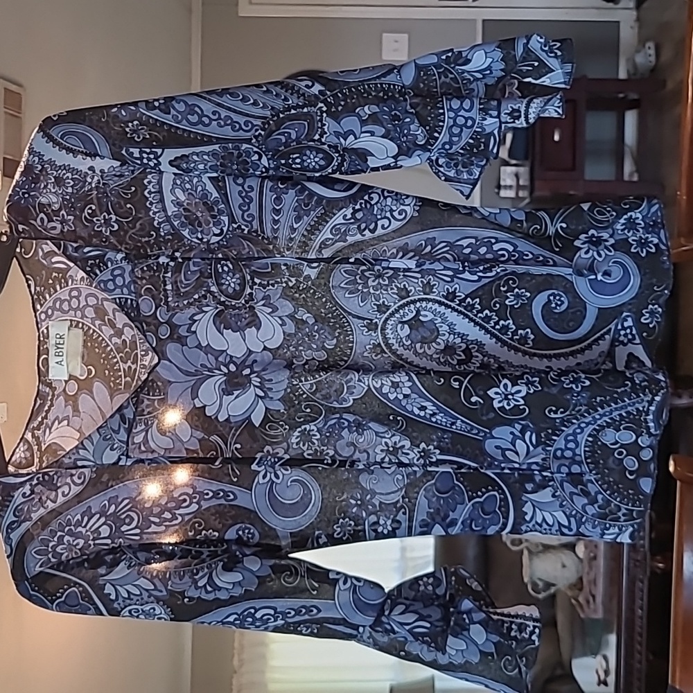 A Byer flowy sleeve top. MakecOffer. Bundle and Make offer.